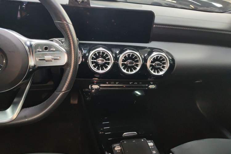 Used Mercedes-Benz A-Class 2022 Revised Version A 200 L Sport Sedan Fashionable Style Audio And AC Panel