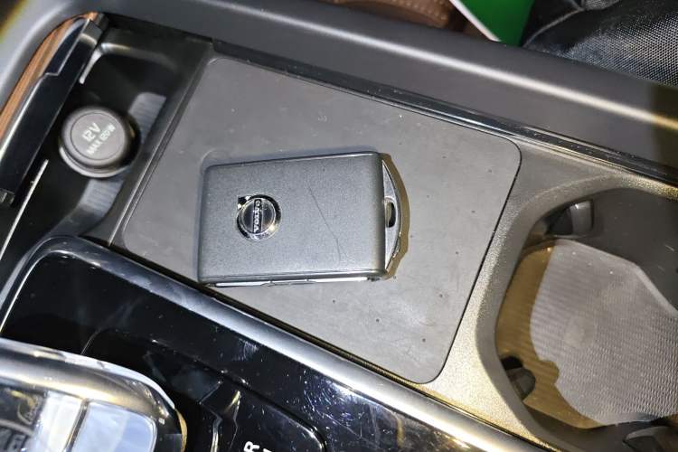 Used Volvo XC60 New Energy 2024 T8 Plug-in Hybrid Long-Range All-Wheel Drive Smart Luxury Edition Vehicle Key