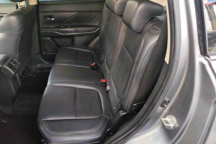 Used Mitsubishi Outlander 2019 2.4L 4x4 Zhi Xiang Edition 7 Seats China VI Standard