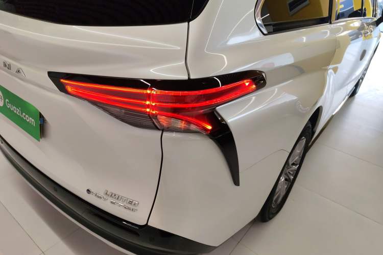 Used Toyota Sienna 2024 2.5L Hybrid Four-Wheel Drive Prestige Edition
