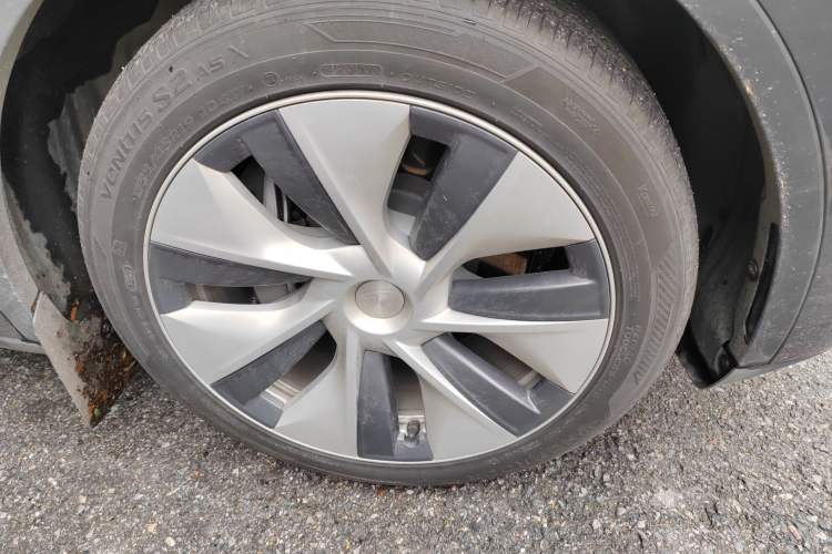 Used Tesla Model Y 2021 Standard Range Rear-Wheel Drive Version Right Front Wheel Hub