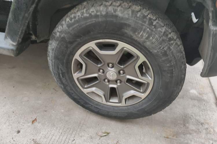 Used Jeep Wrangler 2013 3.6L Sahara two-door model Right Front Wheel Hub