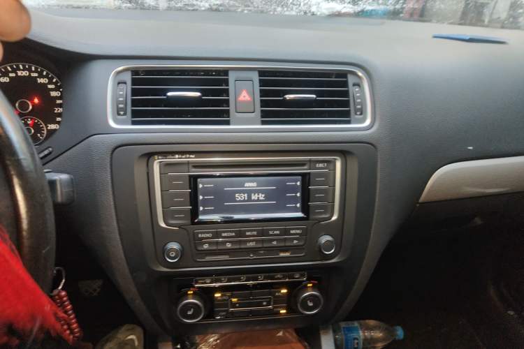 Used Volkswagen Sagitar 2012 1.4TSI Manual Luxury Model Audio And AC Panel