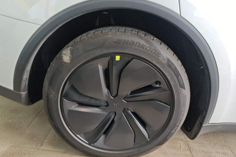 Used Tesla Model Y 2026 Model Long-Range Rear-Wheel-Drive Version Right Rear Wheel Hub