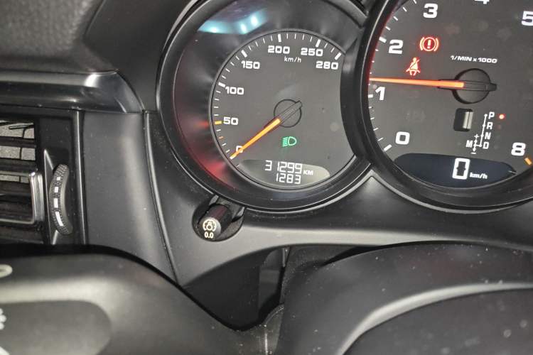 Used Porsche Macan 2018 Macan 2.0T Odometer Close Up