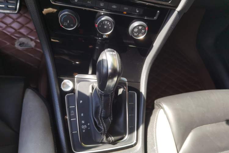 Used Volkswagen Golf 2018 280TSI Automatic R-Line Model Gear Lever