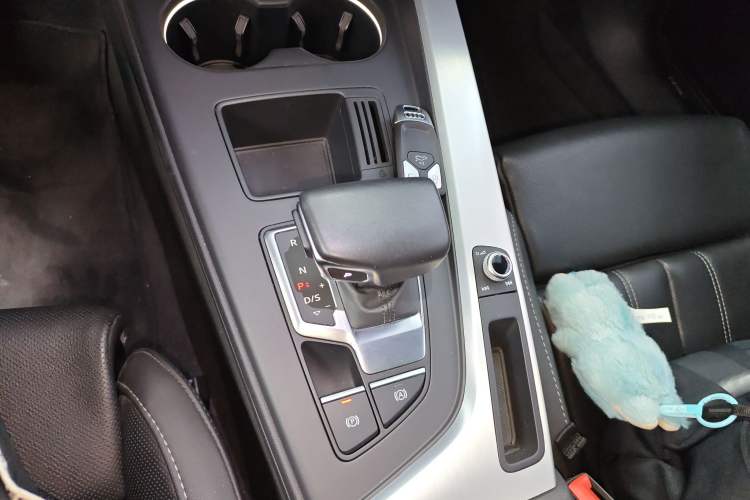 Used Audi A4L 2023 40 TFSI Fashion Dynamic Model Gear Lever