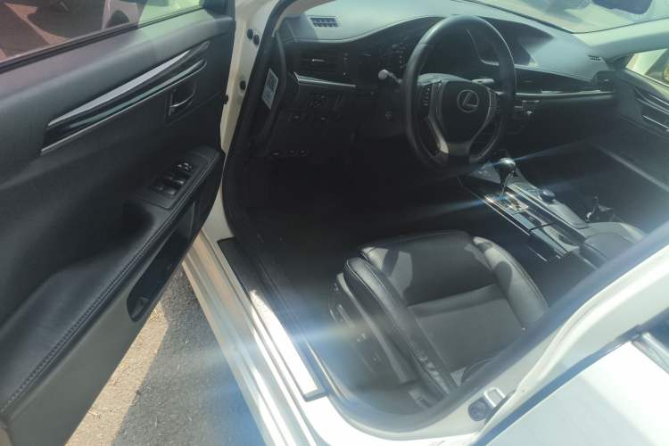 Used Lexus ES 2014 300h Elite Edition Driver Seat