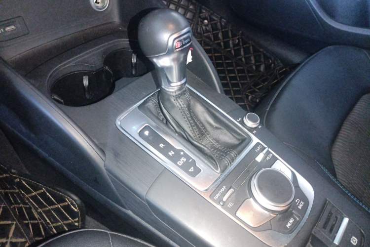 Used Audi A3 2020 Limousine 35 TFSI Fashion Edition China VI Emission Standard Gear Lever