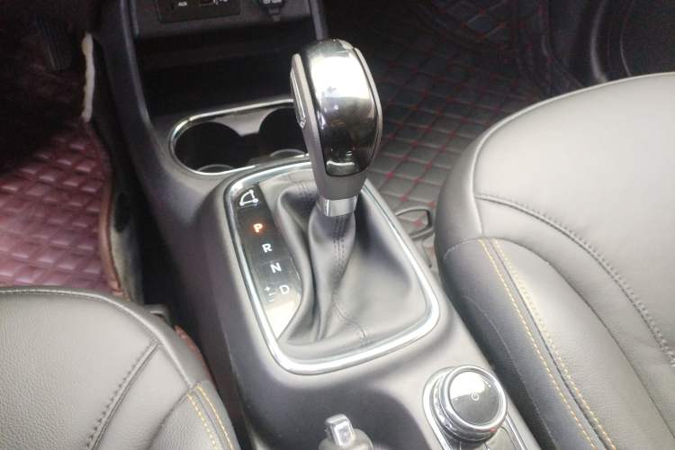 Used Dongfeng Aeolus AX4 2017 1.6L DCT Trendy Style Gear Lever