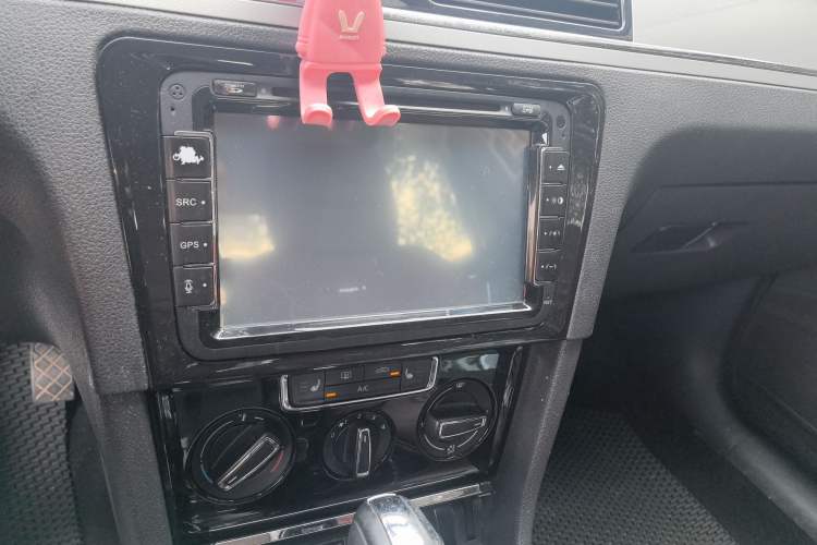 Used Volkswagen Bora 2013 1.6L Automatic Comfort Model Audio And AC Panel