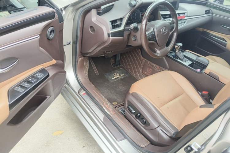 Used Lexus ES 2020 300h Deluxe Edition
