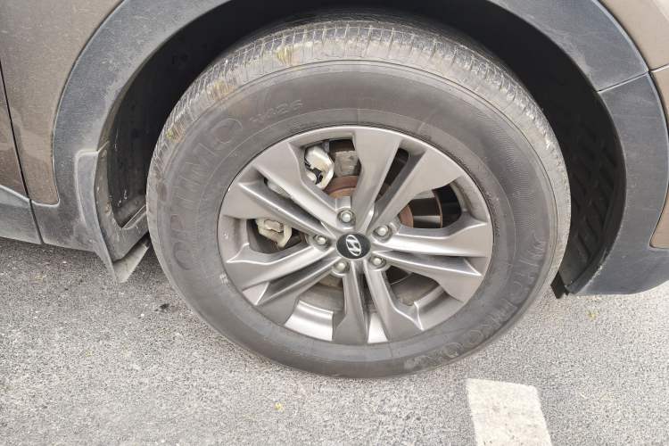 Used Hyundai Santa Fe 2013 2.4L Automatic Two-Wheel Drive Smart Version Right Front Wheel Hub