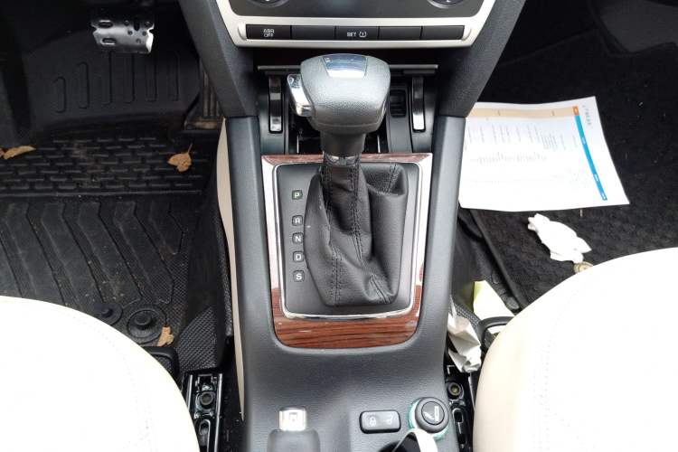 Used Skoda Octavia 2013 1.6L Automatic Yijun Edition Gear Lever