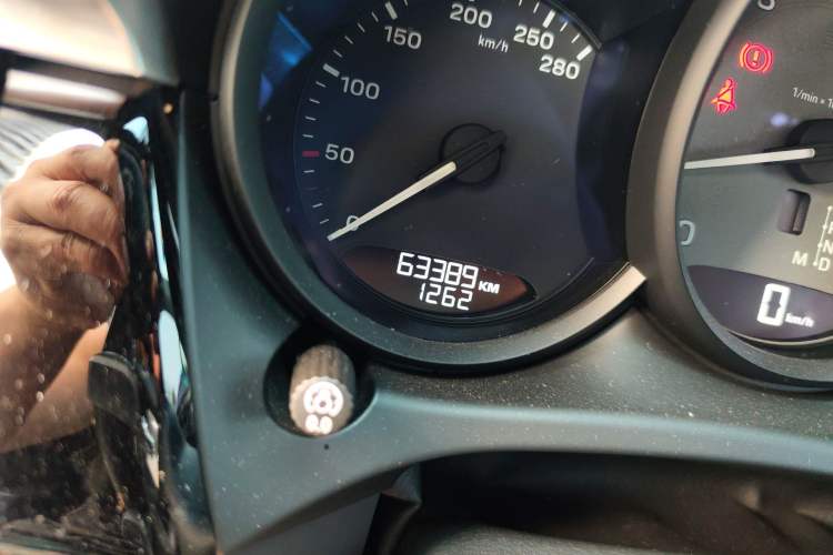 Used Porsche Macan 2022 Macan S 2.9T Odometer Close Up