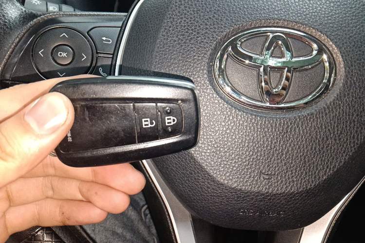 Used Toyota RAV4 2021 2.0L CVT Two-Wheel Drive Fashion Edition Vehicle Key