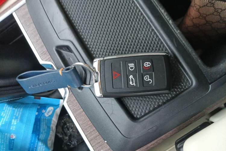 Used Land Rover Range 2023 3.0 L6 400 PS Prestige Seven-Seater Extended Version
