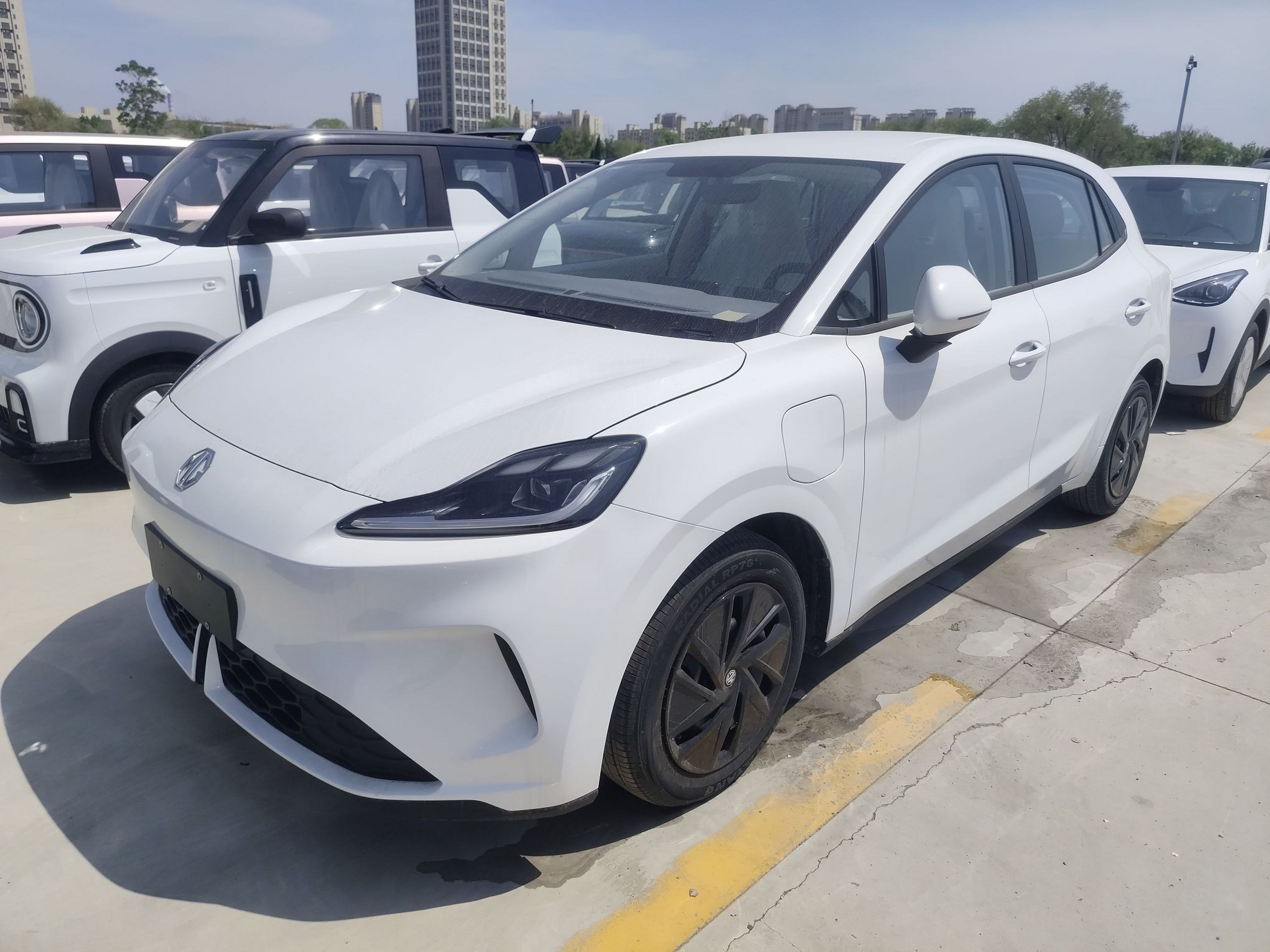 Под передней частью автомобиля