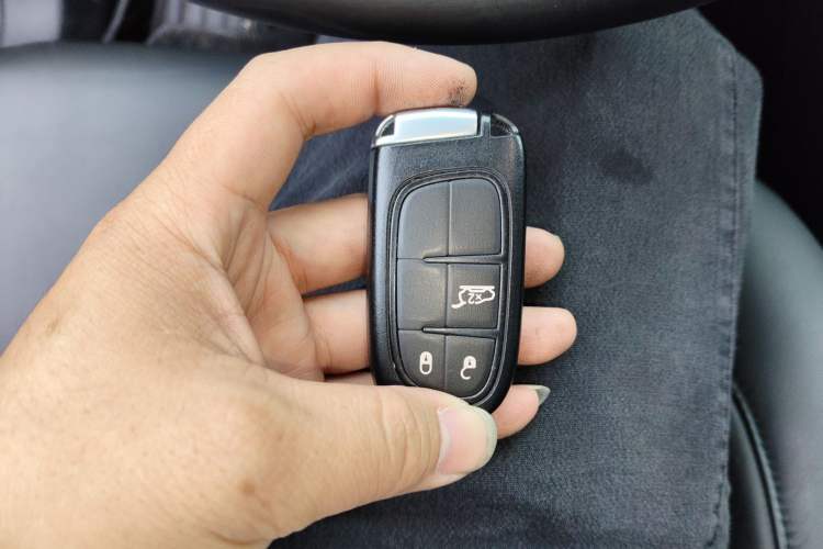 Used Jeep Grand Commander 2018 2.0T Four-Wheel Drive Premium Navigation Version China V Vehicle Key