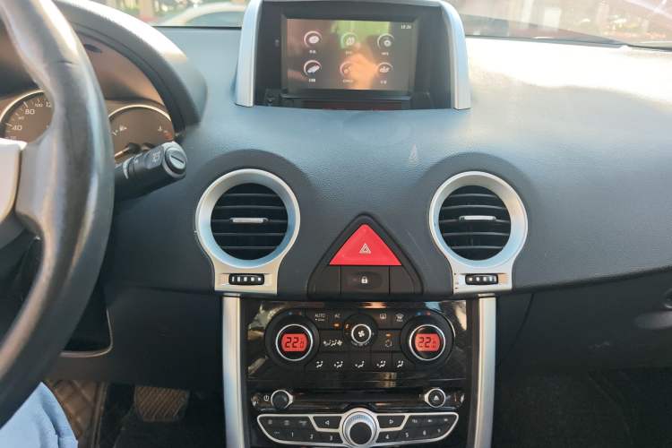 Used Renault Koleos 2010 2.5L Two-Wheel-Drive Luxury Version Audio And AC Panel