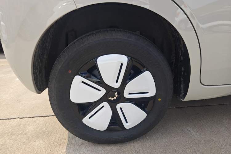 Used Wuling Hongguang MINIEV 2025 Four-Door Version Advanced Edition Right Rear Wheel Hub