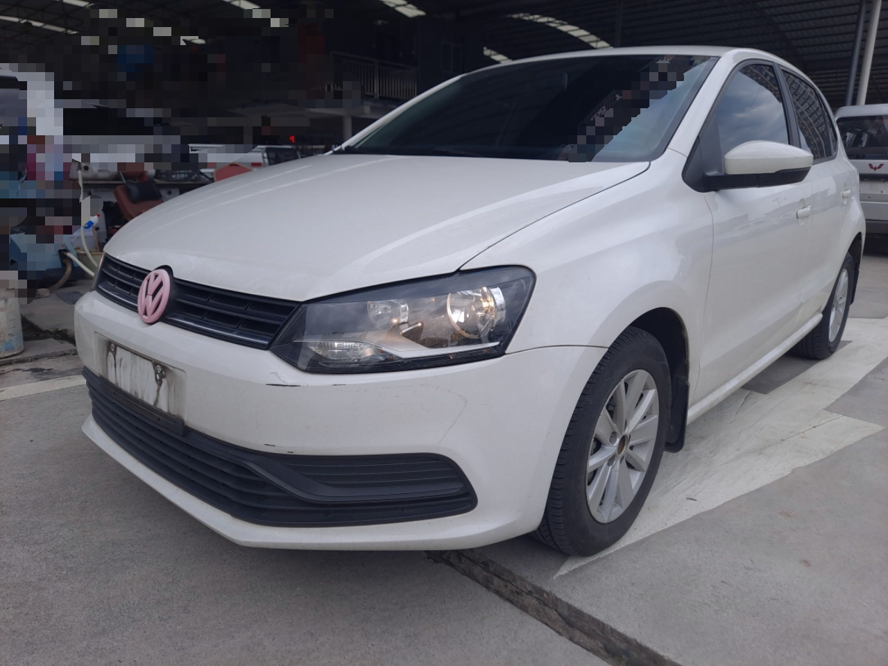 Под передней частью автомобиля