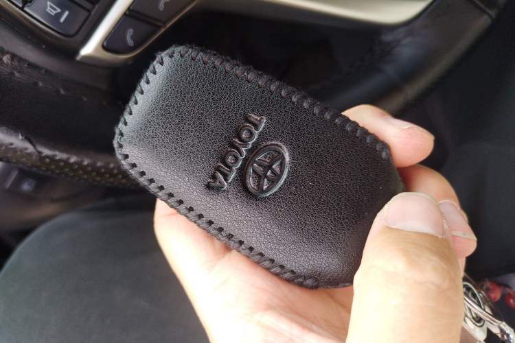 Used Toyota Highlander 2018 2.0T Four-Wheel Drive Prestige Version 7 Seats China VI Standard Vehicle Key