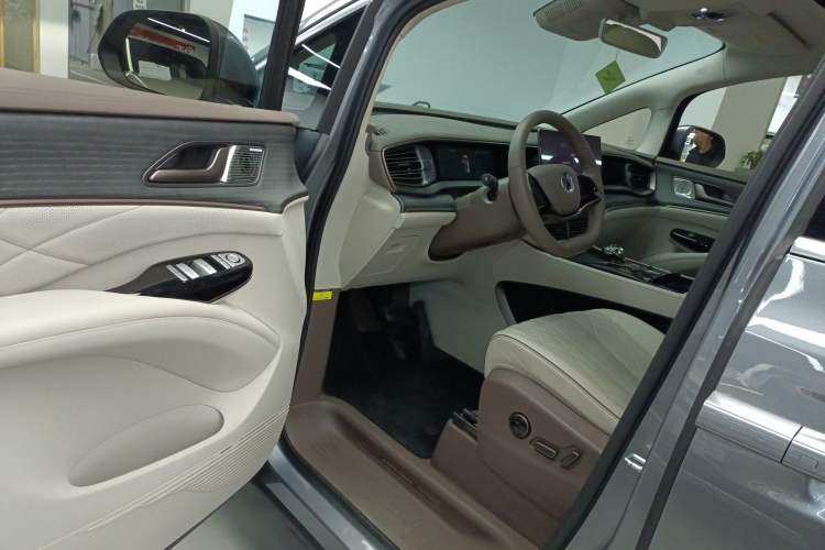 Used Denza D9 2022 DM-i 970 Four-Wheel Drive Flagship Model