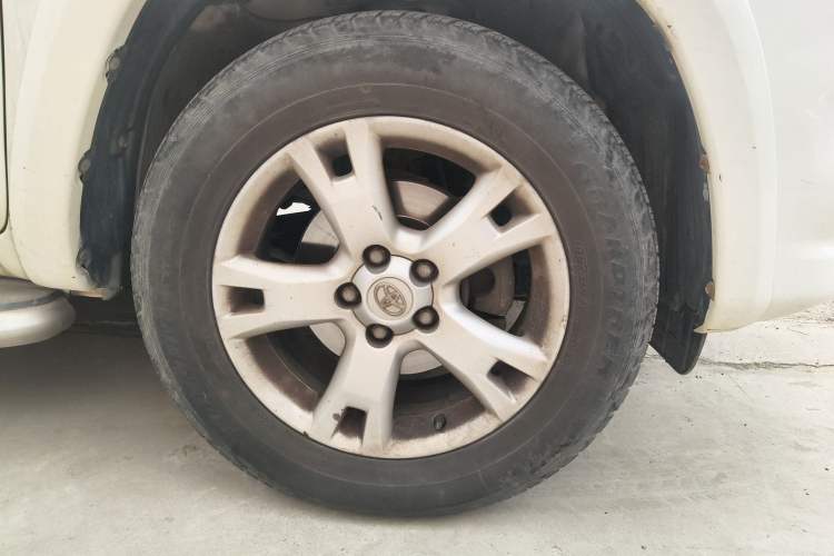 Used Toyota RAV4 2011 2.4L Automatic 4x4 Luxury Edition Right Front Wheel Hub