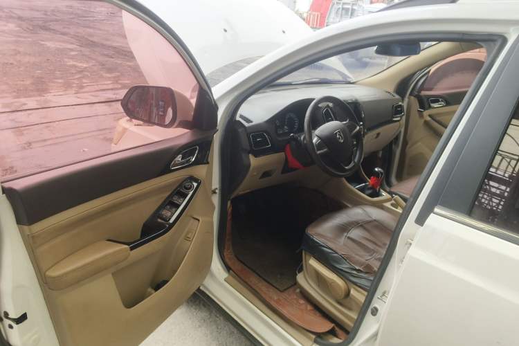 Used Baojun 730 2014 1.5L manual Comfort version 7 seats
