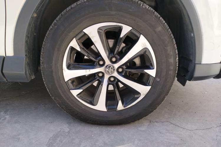 Used Toyota RAV4 2016 2.0L CVT Two-Wheel Drive Comfort Edition China V Standard
