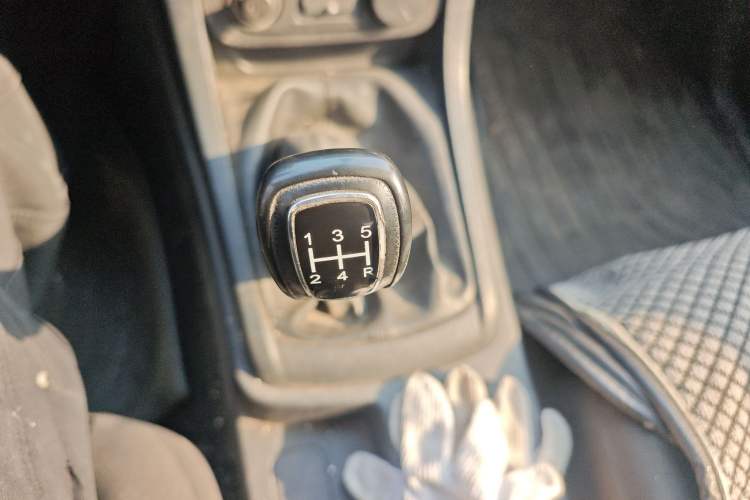 Used Isuzu JLM 2016 2.8T Two-Wheel Drive Luxury Version JE493ZLQ4CA Gear Lever