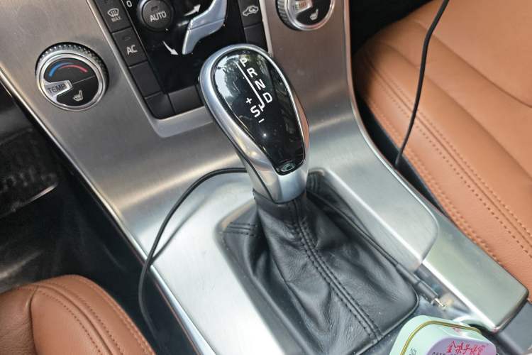 Used Volvo S60 2014 S60L 2.0T Zhiyuan Edition Gear Lever