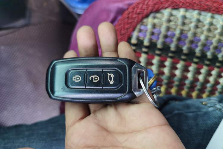 Used JMC Fushun 2023 2.0T Automatic Long-Wheelbase High-Roof Commercial Van—2/3 Seats Vehicle Key