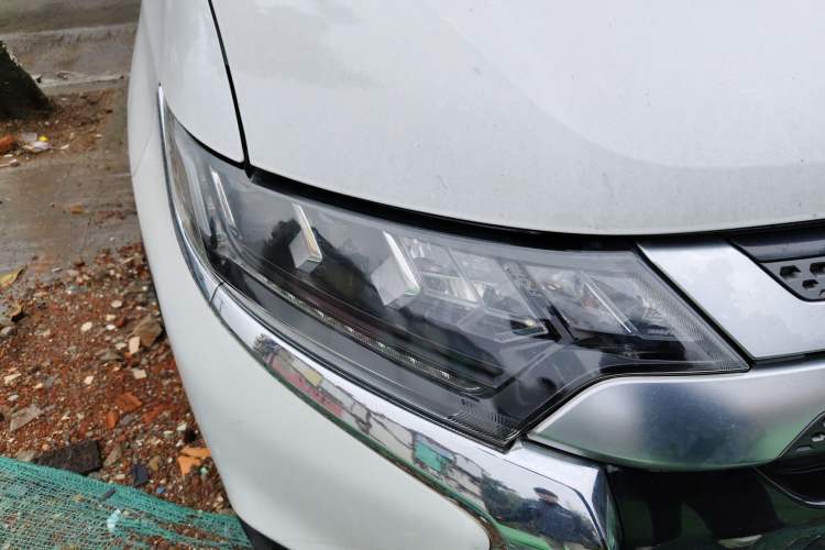 Used Mitsubishi Outlander 2019 2.4L Two-Wheel Drive ZhiXing Version 5 Seats China V Emission Standard