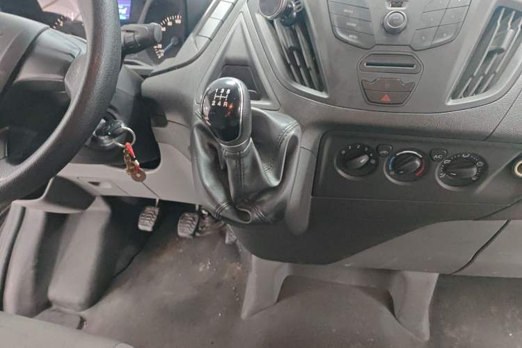 Used Ford Transit 2019 2.0T Diesel Multi-Purpose Commercial Vehicle Short Wheelbase Low Roof 6-Seater China VI Standard