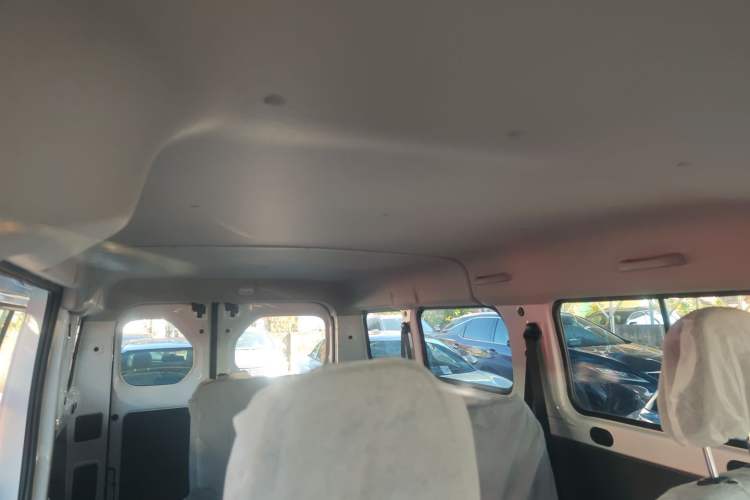 Used Wuling Yangguang 2024 300KM Comfort Version Passenger Van 75kW