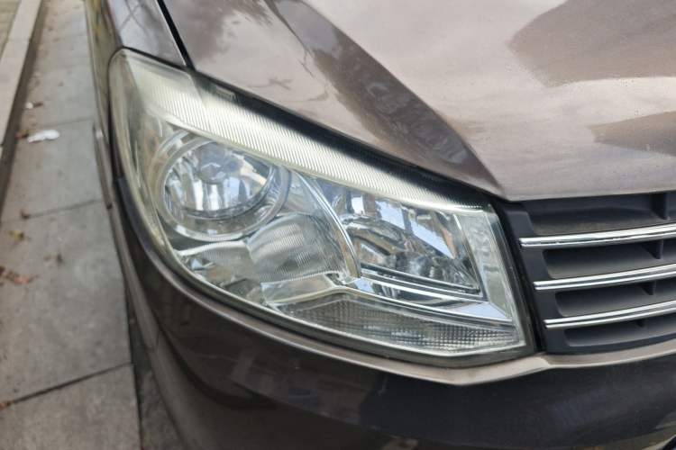 Used Dongfeng Fengon 330 2014 1.5L Manual Standard Edition DK15-02 Right Front Headlight