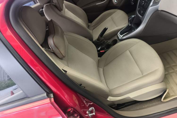 Used Buick GT 2013 GT 1.6L Automatic Fashion Edition Right Front Seat