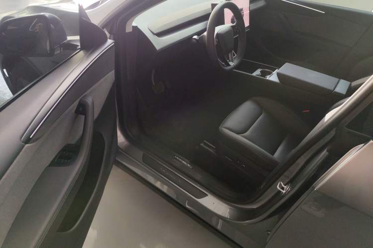 Used Tesla Model Y 2025 Rear-Wheel-Drive Version
