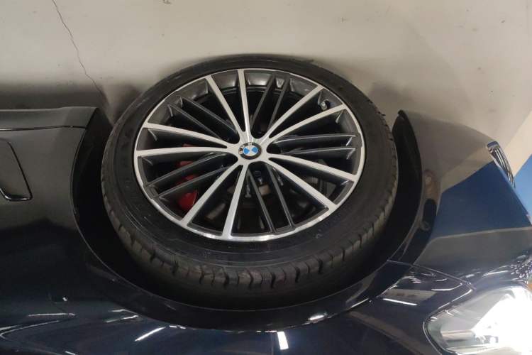 Used BMW 5 Series 2022 Restyled 530Li Leading Edition M Sport Package Left Front Wheel Hub