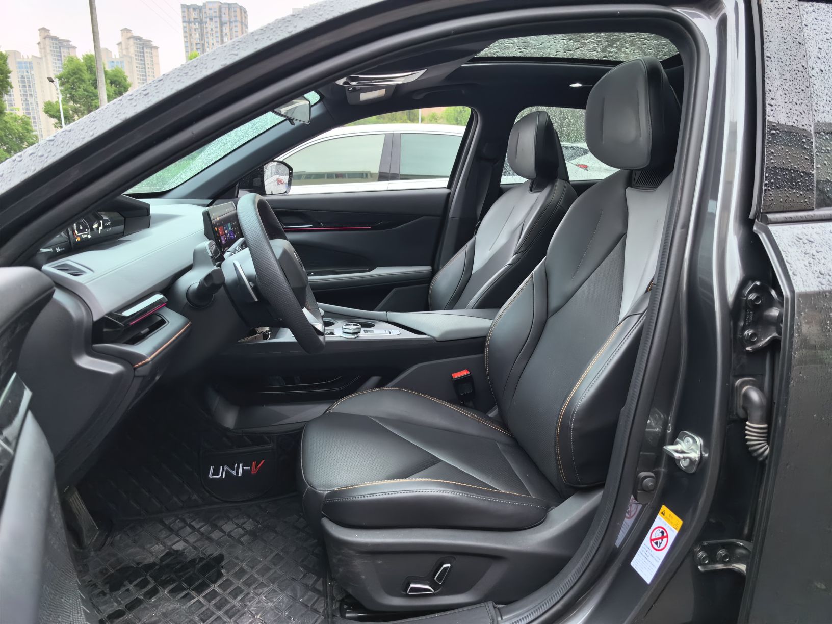 Переднее сиденье в автомобиле