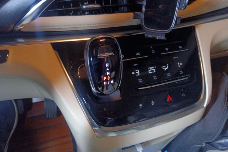 Used Buick GL8 2023 Facelifted Land Cruiser Executive Luxury Version