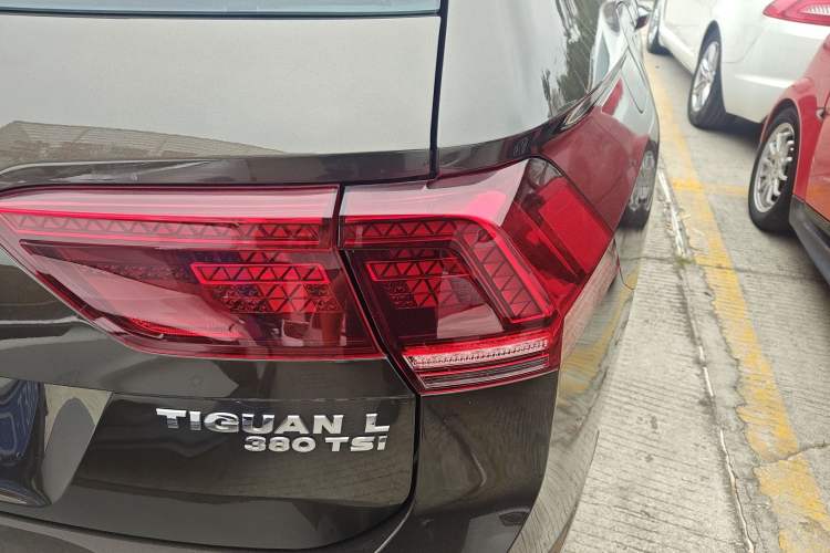Used Volkswagen Tiguan L 2017 380TSI Automatic All-Wheel-Drive Luxury Edition Right Rear Taillight