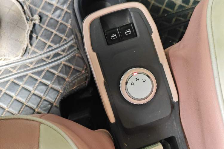 Used Chery QQ Ice Cream 2022 170km Sundae Phosphate Lithium-Ion Gear Lever