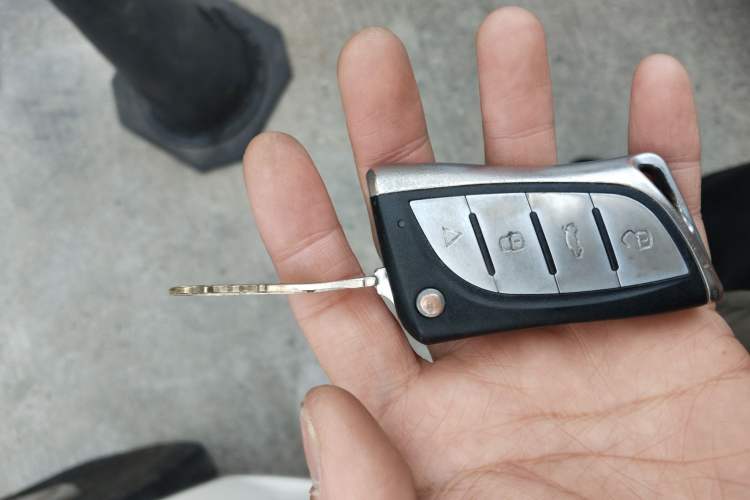 Used SAIC MAXUS Xintu V80 2021 2.0T Manual Classic Aoyuntong 127 PS Mid-axle Mid-roof 6/7/8/9-Seater Vehicle Key