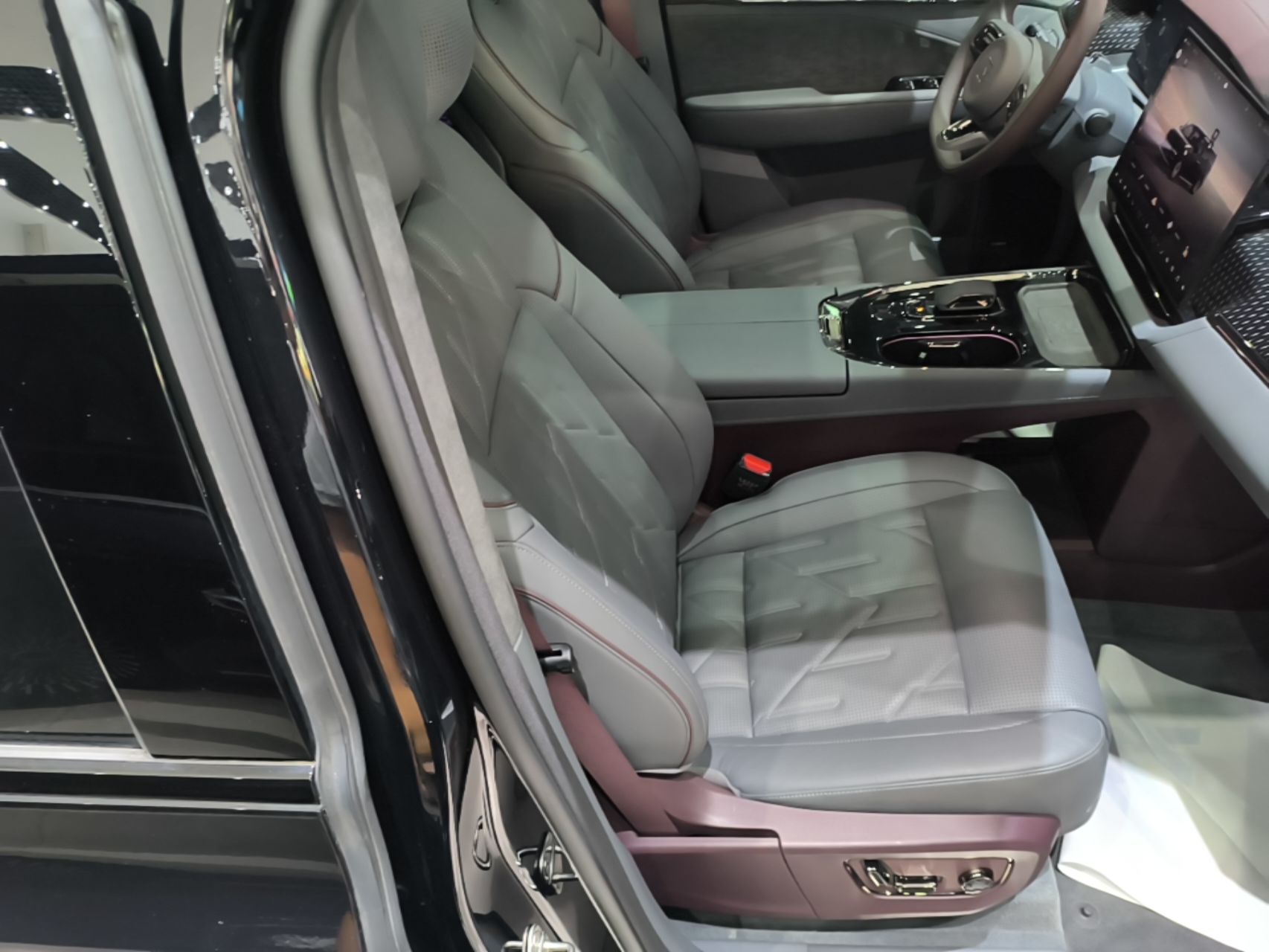 Zeekr 009 2024 7-Seater Walk-Through Version Four-Wheel Drive 108 kWh — снимка 19