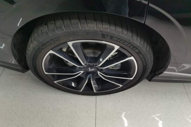 Used VOYAH PASSION 2024 PHEV Four-Wheel Drive Ultra-Long Range Flagship Model Right Rear Wheel Hub