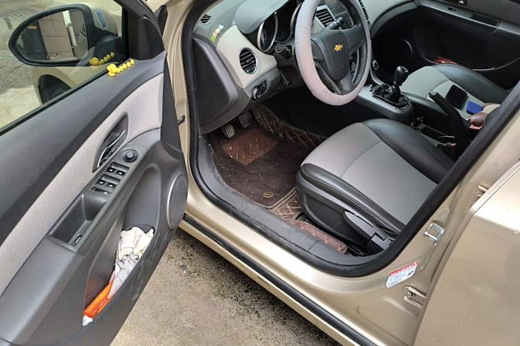 Used Chevrolet Cruze 2012 1.6L SE MT Driver Seat