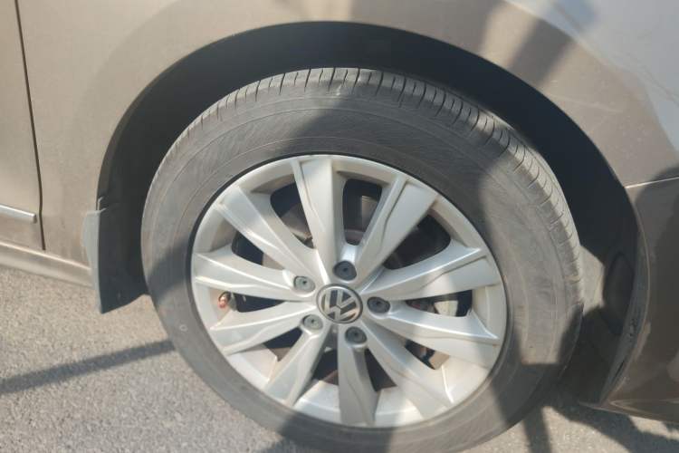 Used Volkswagen Sagitar 2015 1.6L Automatic Comfort Model Right Front Wheel Hub